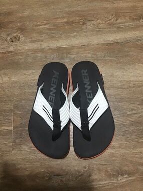 KENNER Men’s Black and White Sport Flip-Flops